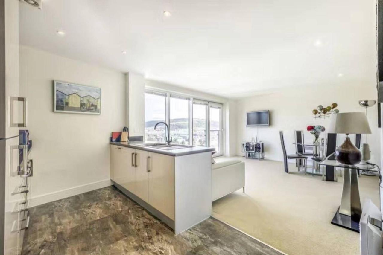 On The Doorstep Meridian Tower Marina Apartment *