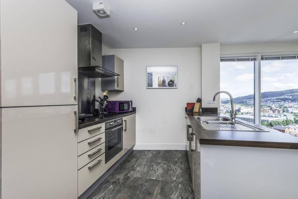 On The Doorstep Meridian Tower Marina Apartment Swansea