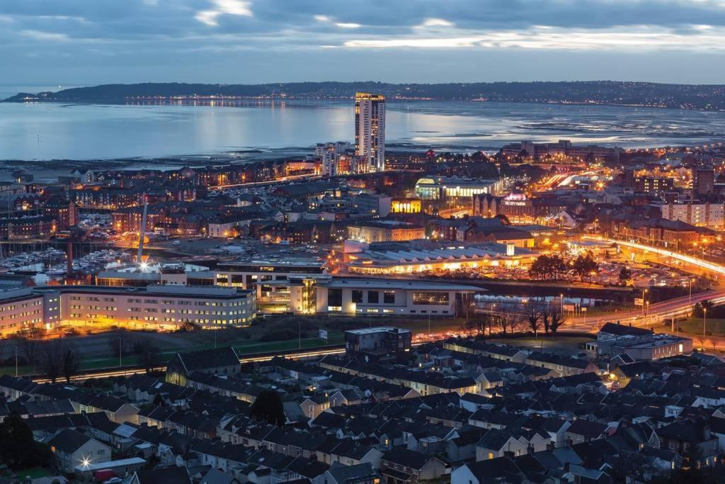 On The Doorstep Meridian Tower Marina Apartment