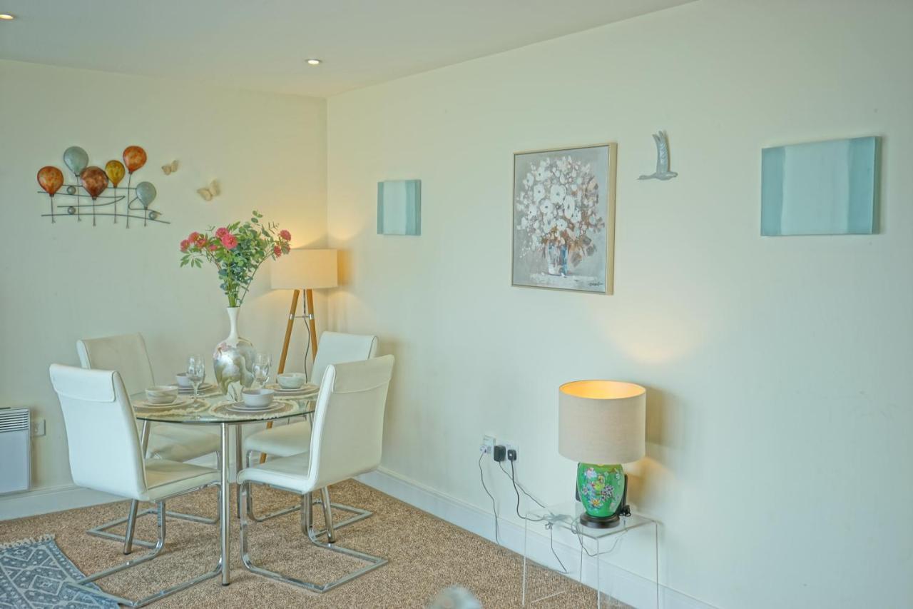 On The Doorstep Meridian Tower Marina Apartment